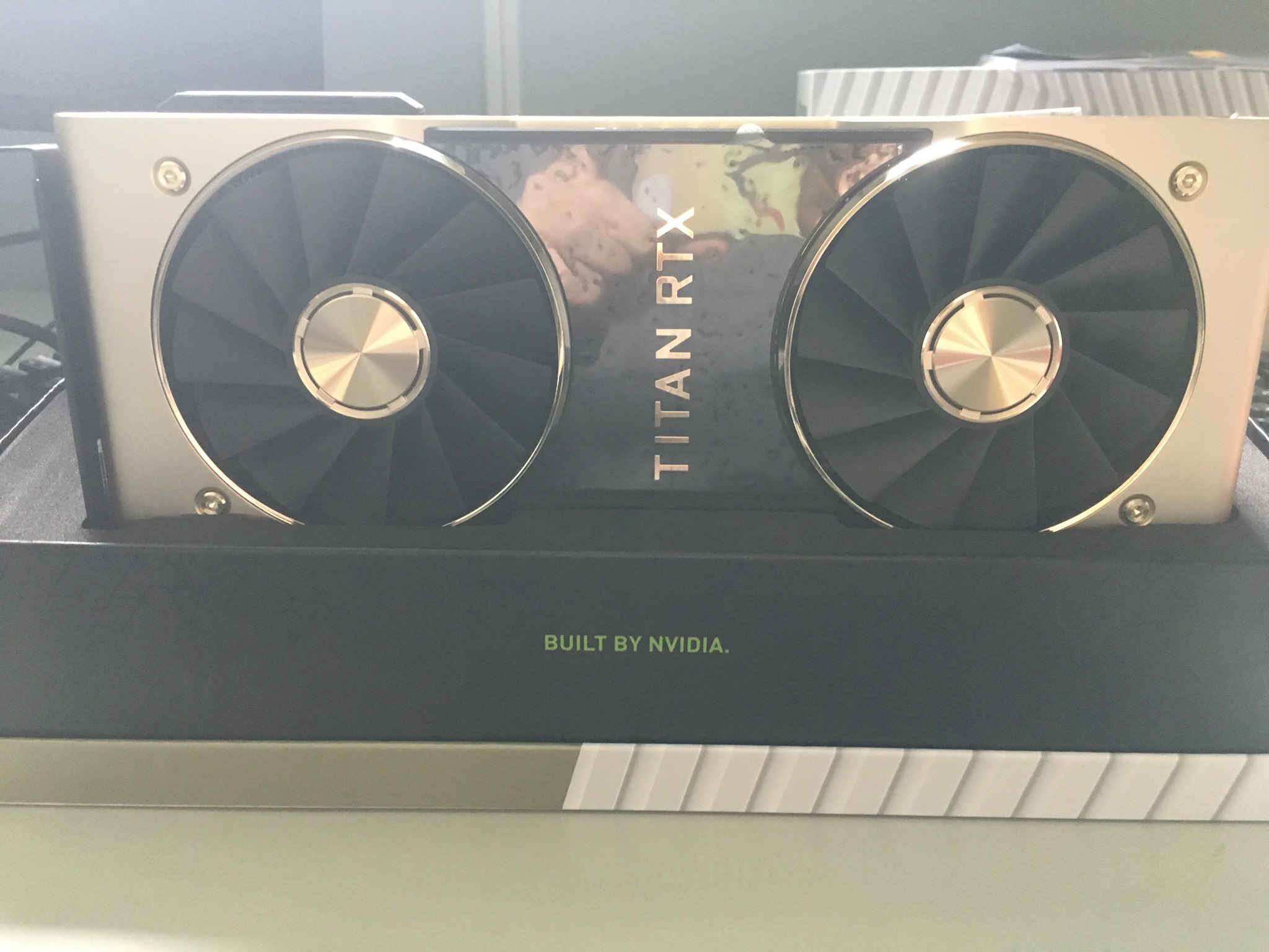 1 trong 2 cái GPU sensei mua cho bạn cùng lab.